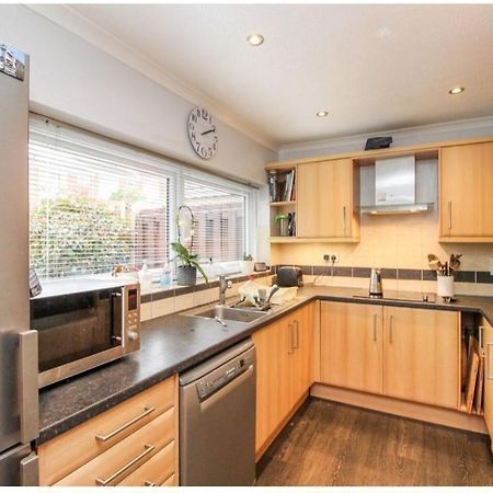 Double Room In Crawley,Gatwick,West Sussex Ifield Bagian luar foto