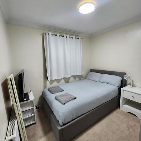 Double Room In Crawley,Gatwick,West Sussex Ifield Bagian luar foto