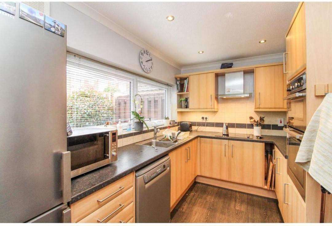 Double Room In Crawley,Gatwick,West Sussex Ifield Bagian luar foto