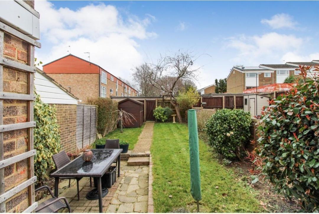 Double Room In Crawley,Gatwick,West Sussex Ifield Bagian luar foto
