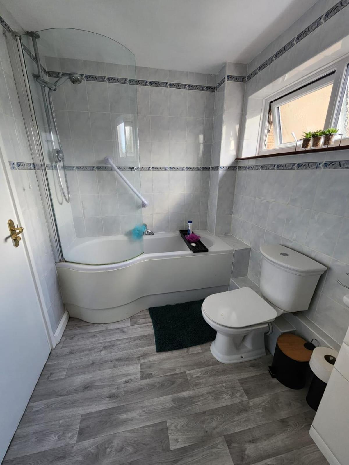Double Room In Crawley,Gatwick,West Sussex Ifield Bagian luar foto