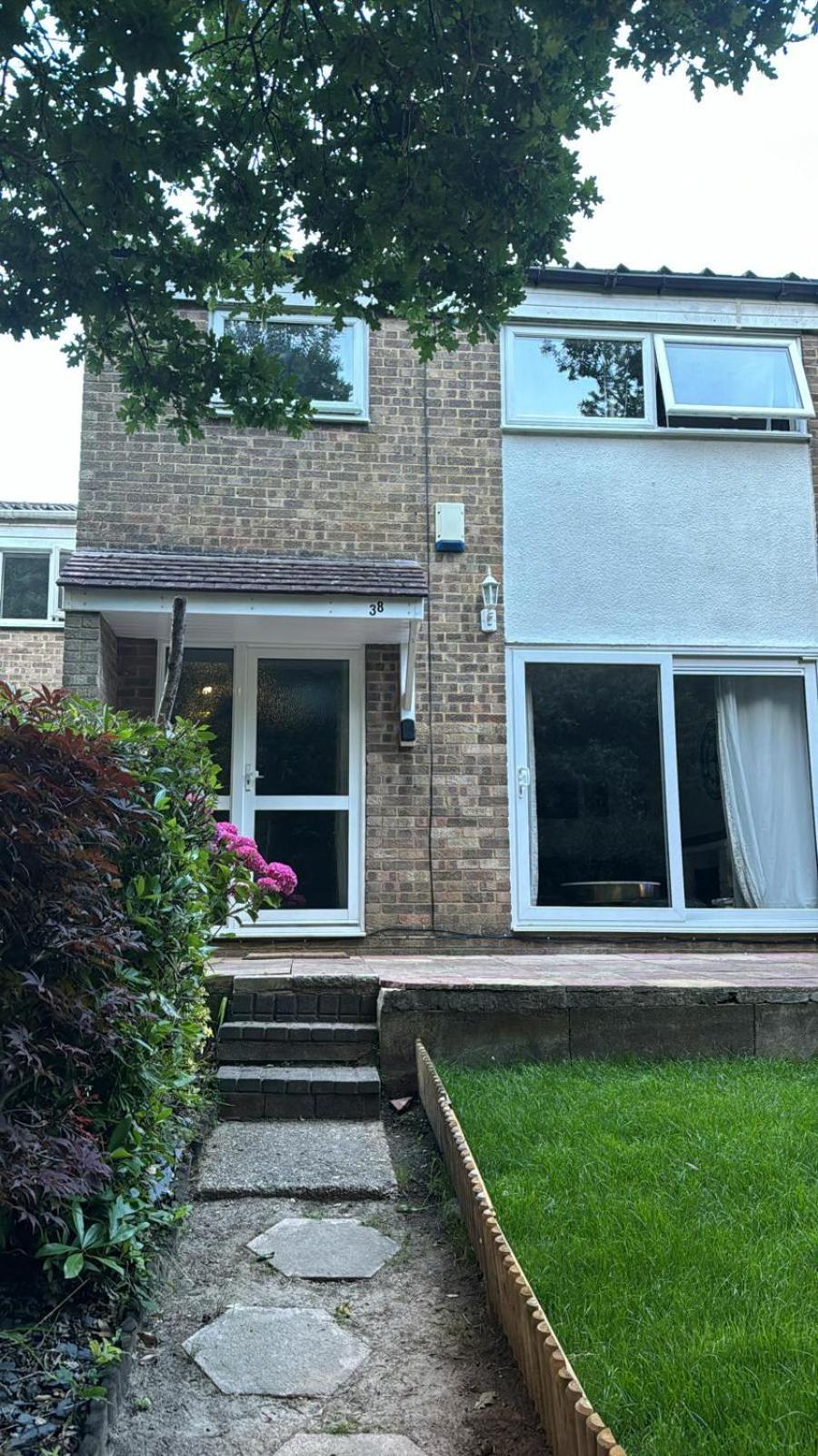 Double Room In Crawley,Gatwick,West Sussex Ifield Bagian luar foto