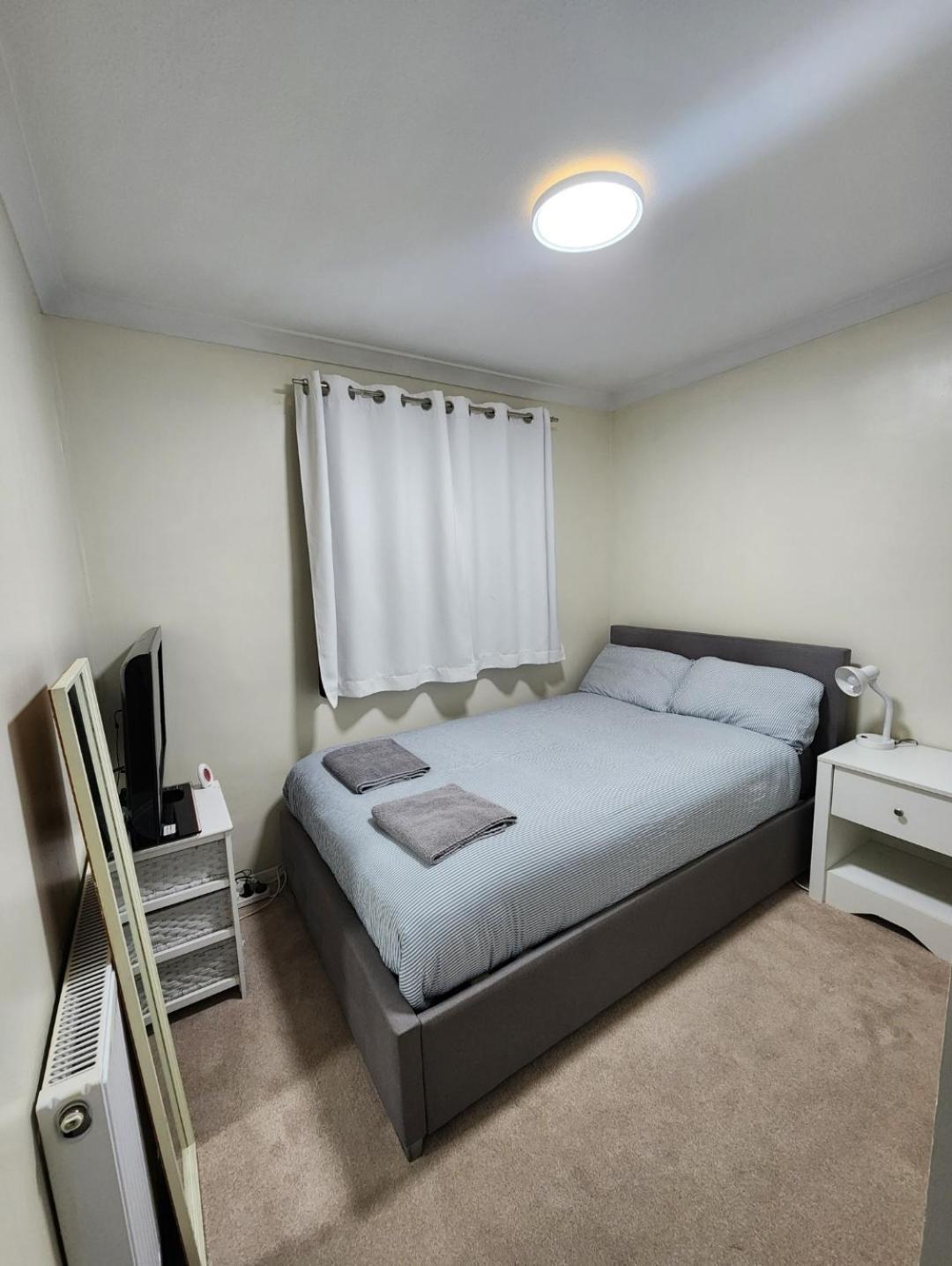 Double Room In Crawley,Gatwick,West Sussex Ifield Bagian luar foto